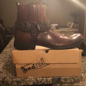 **New** Men’s leather boots.